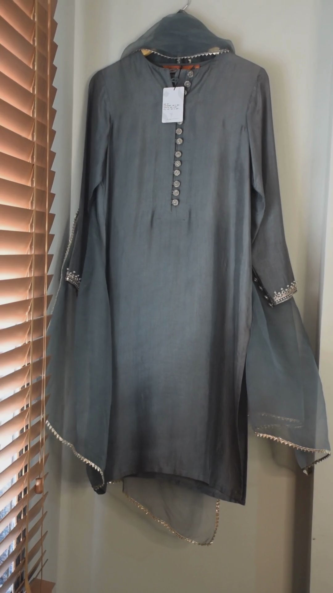 Load video: NÚR SALWAR KAMEEZ DARK SILK BEIGE